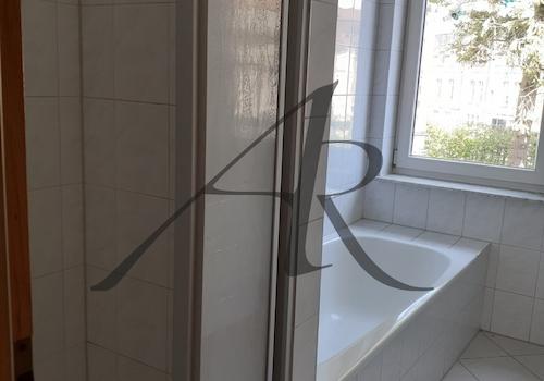 Tageslichtbad mit Badewanne und Dusche