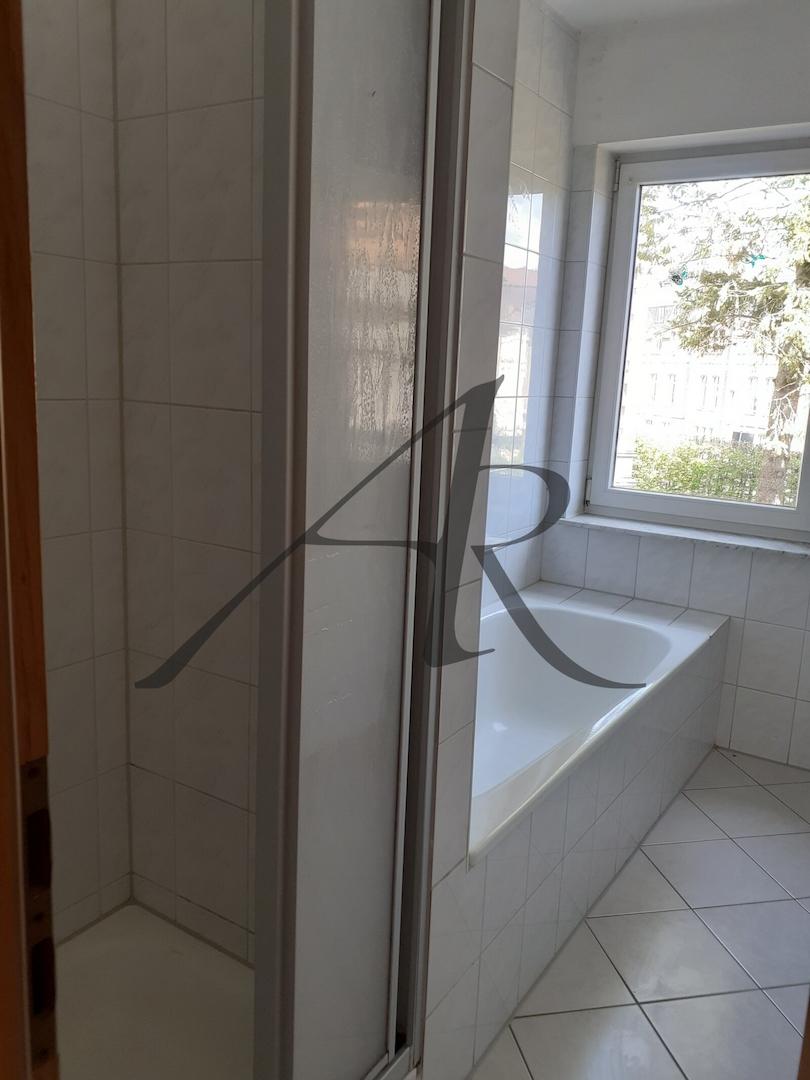 Tageslichtbad mit Badewanne und Dusche