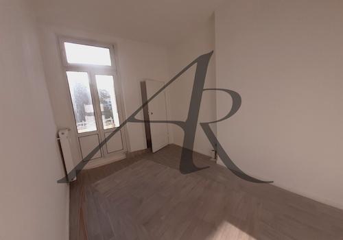 Zimmer mit Balkonzugang und Abstellraum