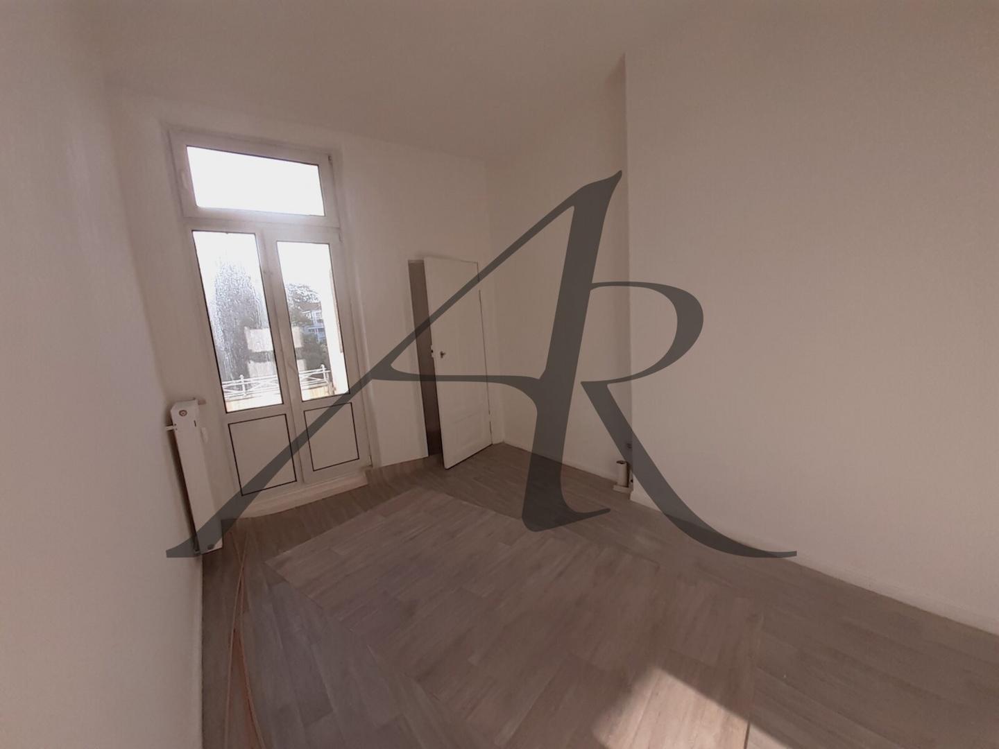 Zimmer mit Balkonzugang und Abstellraum