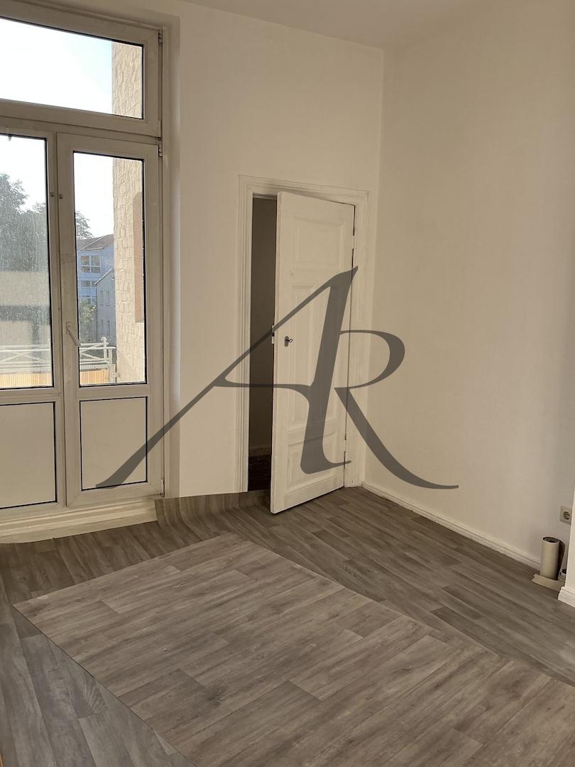 Zimmer mit Balkonzugang und Abstellraum