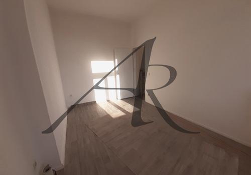 Zimmer mit Balkonzugang und Abstellraum