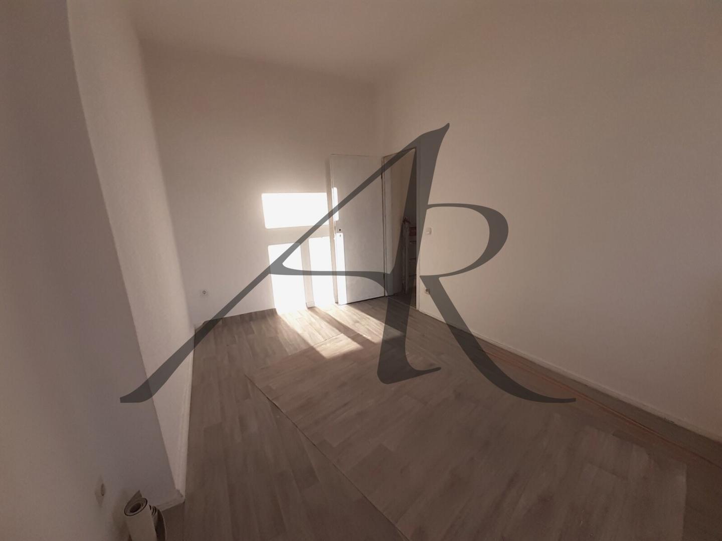 Zimmer mit Balkonzugang und Abstellraum