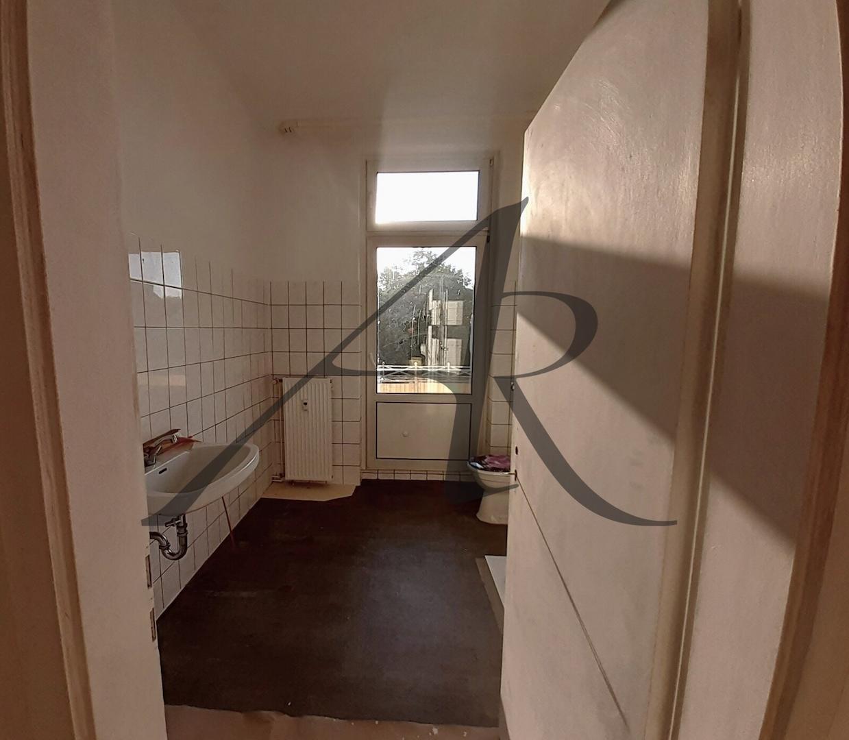 Bad mit Dusche und Balkonzugang