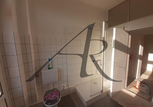 Bad mit Dusche und Balkonzugang