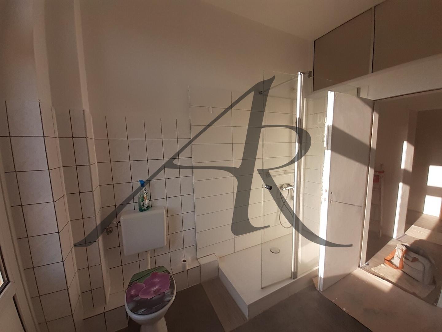 Bad mit Dusche und Balkonzugang