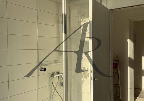 Bad mit Dusche und Balkonzugang