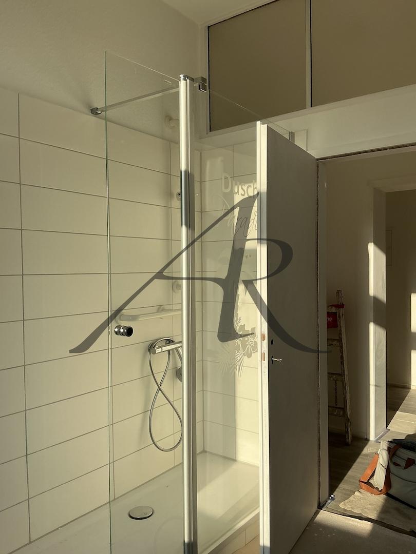 Bad mit Dusche und Balkonzugang