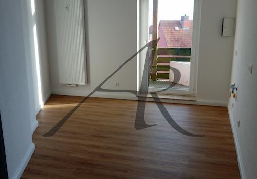 Küche mit Balkonzugang