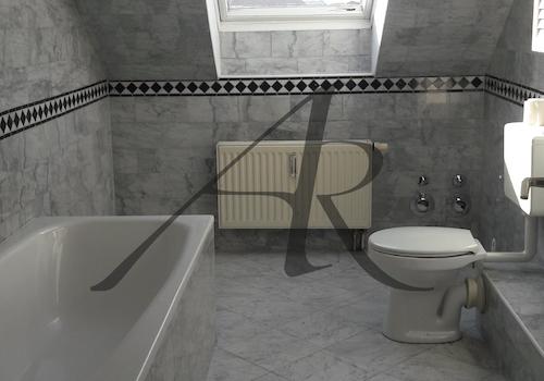 Tageslichtbad mit Badewanne