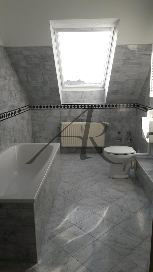 Tageslichtbad mit Badewanne