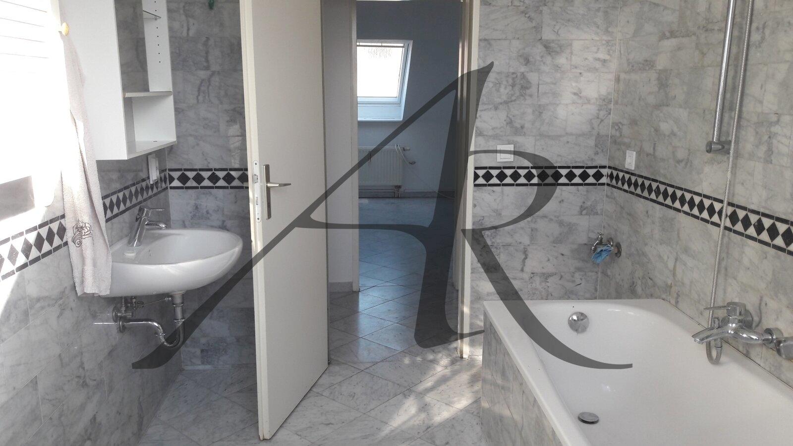 Tageslichtbad mit Badewanne