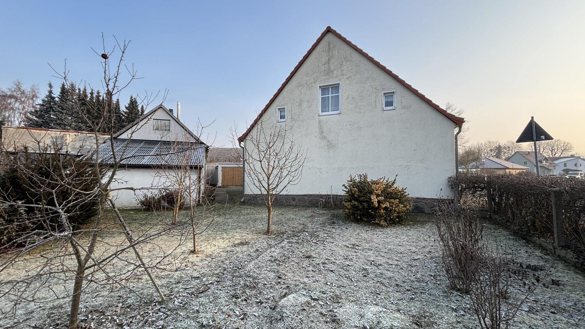 Garten mit Wohngebäude