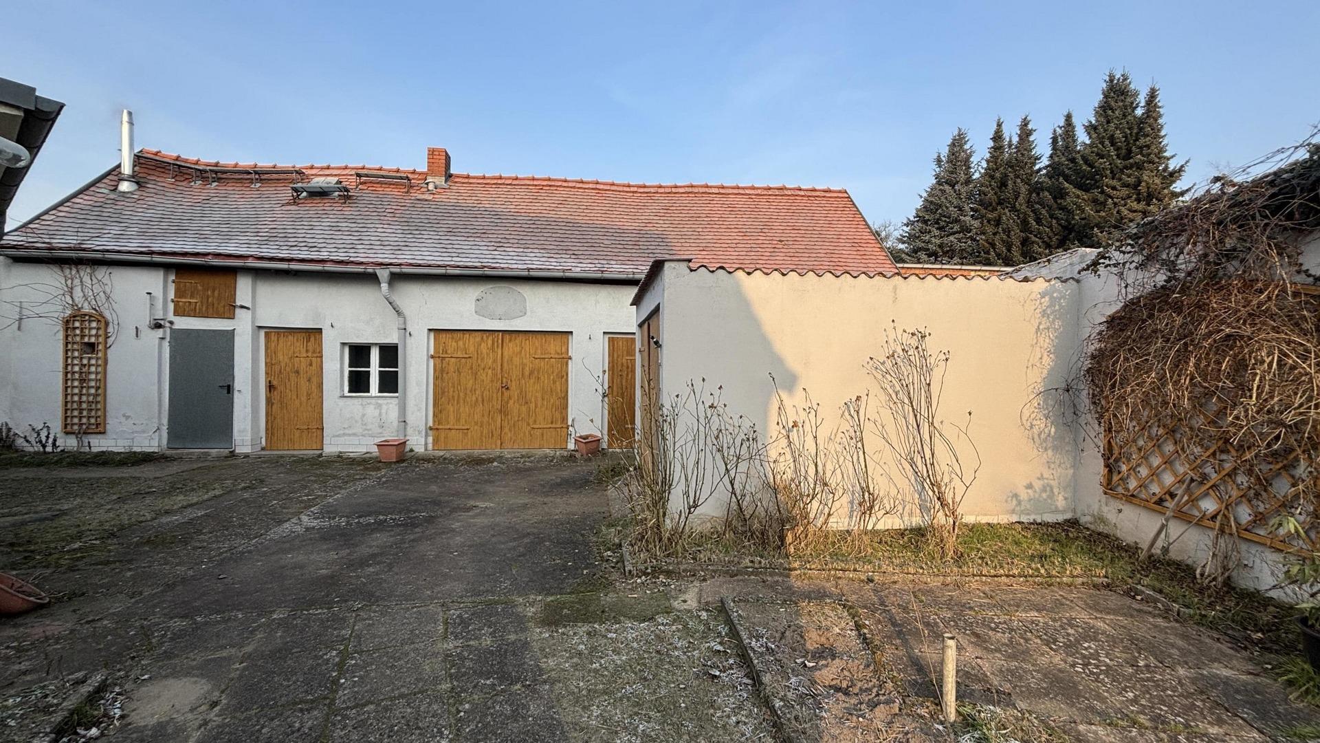 Nebengelass mit Garage