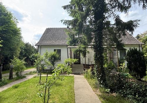 Straßenansicht links