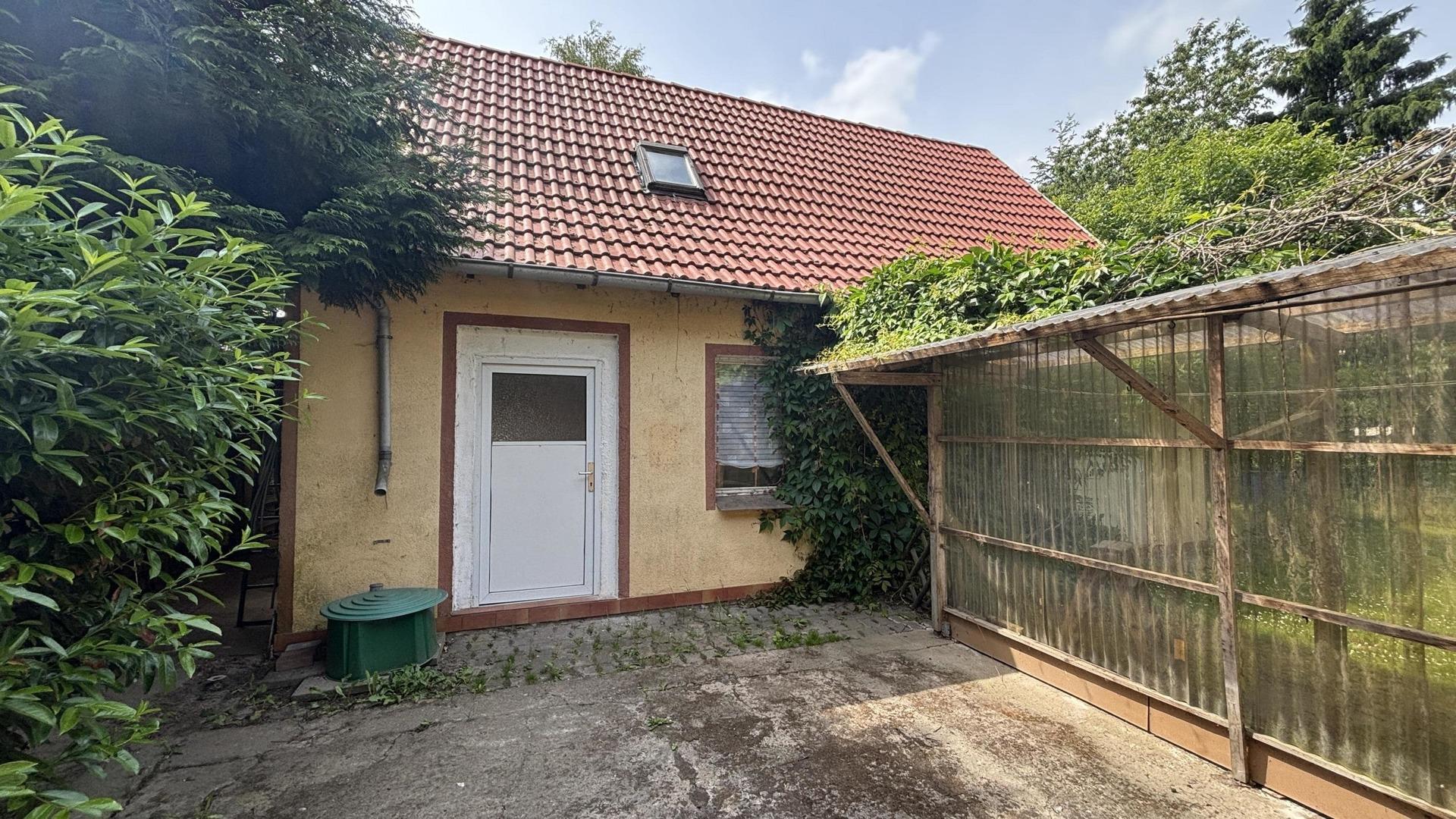 Nebengebäude linker Zugang