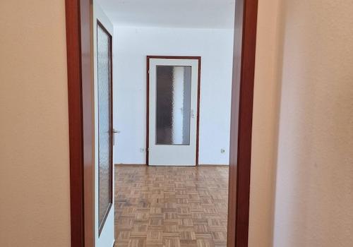 Blick vom Flur ins Wohnzimmer