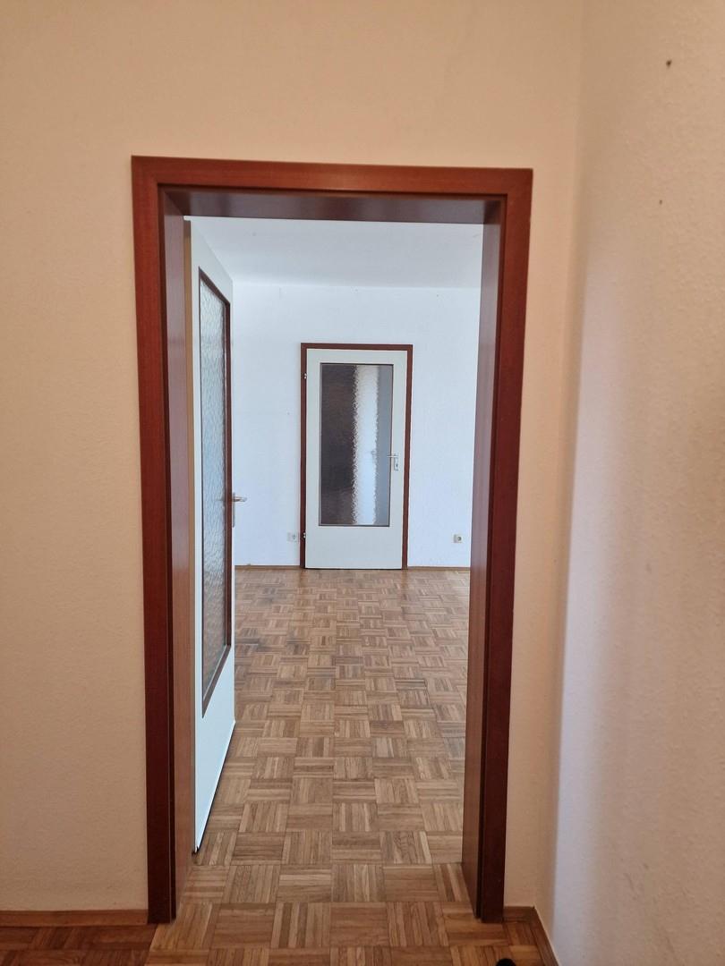 Blick vom Flur ins Wohnzimmer
