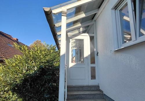 Hauseingang mit Glaswindfang
