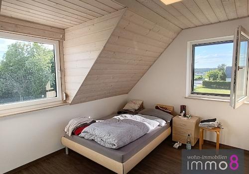 lichtdurchflutetes Schlafzimmer