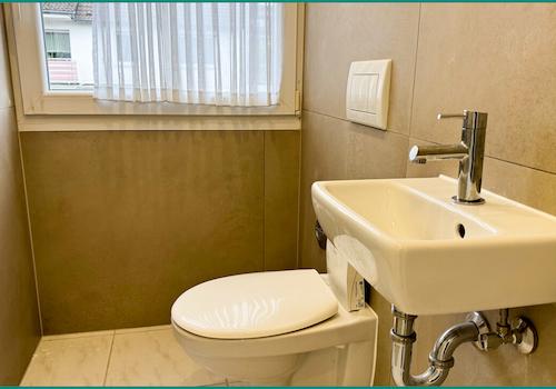 Modernes Gäste-WC mit Fenster