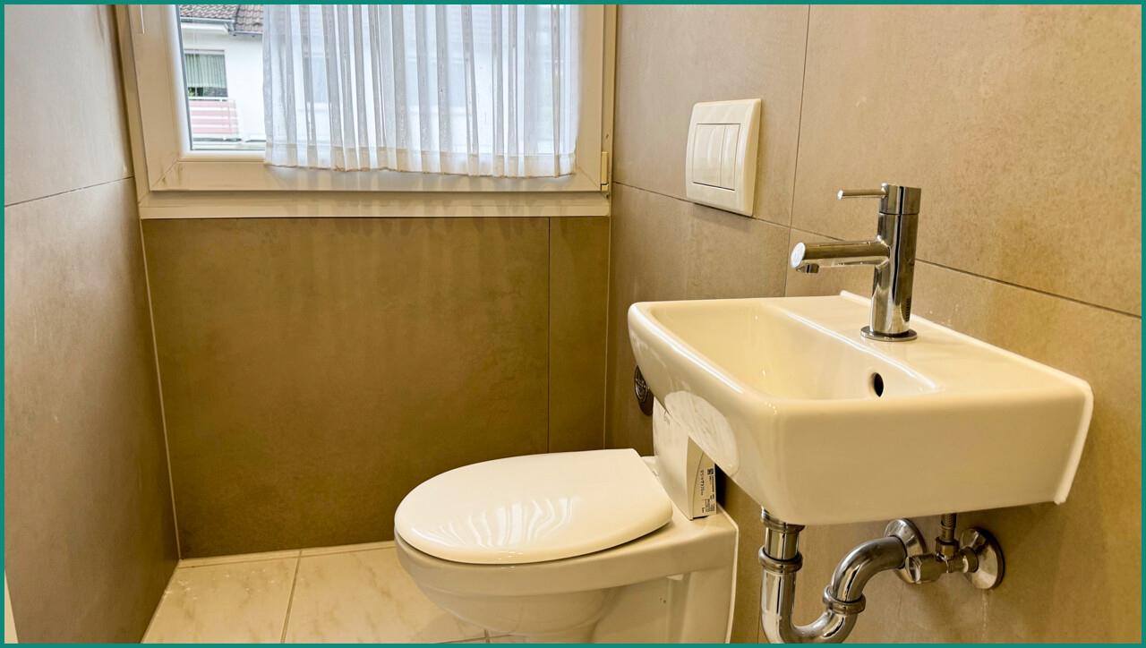 Modernes Gäste-WC mit Fenster