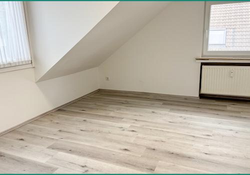 Gemütliches Kinderzimmer mit neuem Laminatboden und Speicherzugang