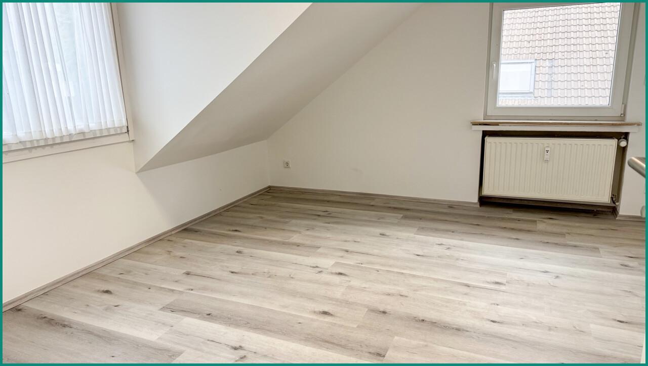 Gemütliches Kinderzimmer mit neuem Laminatboden und Speicherzugang