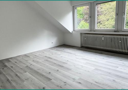 Sehr viel Platz im hellen Schlafzimmer mit Blick ins Grüne