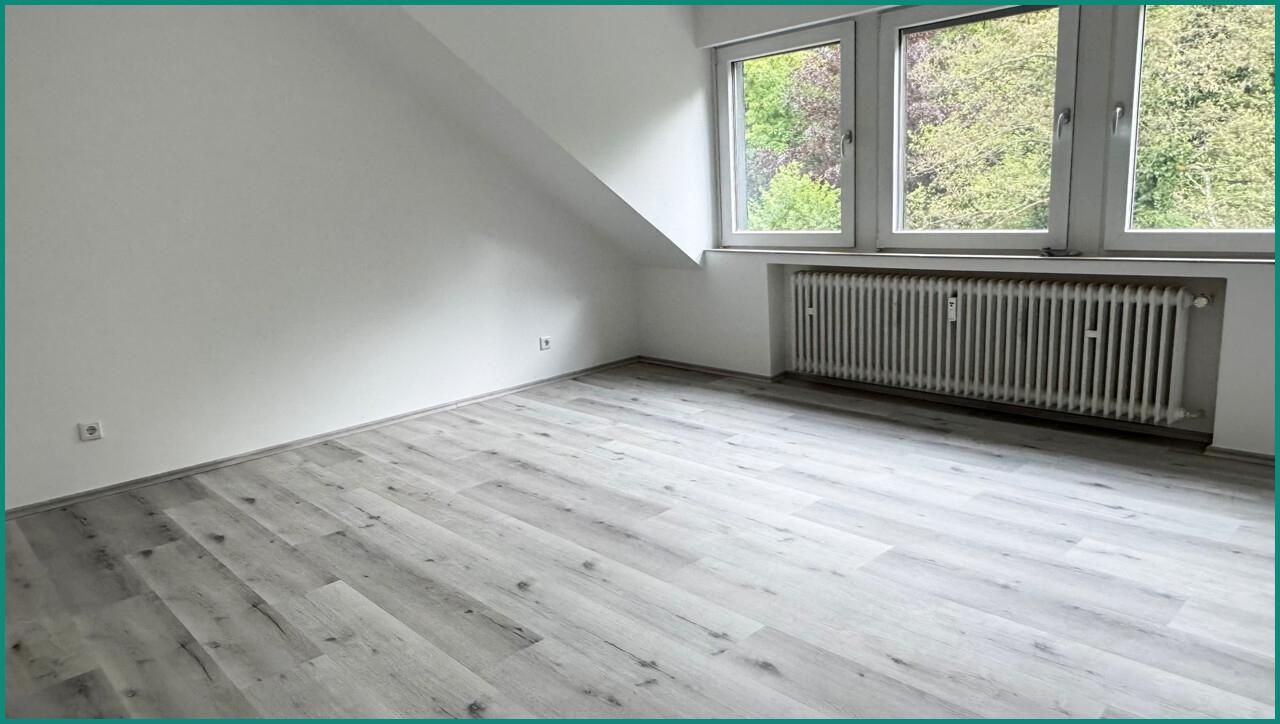 Sehr viel Platz im hellen Schlafzimmer mit Blick ins Grüne