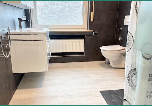 Modernes Badezimmer mit...