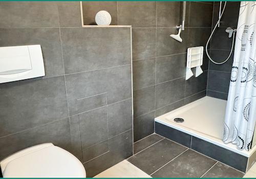 ...fast bodengleicher Dusche