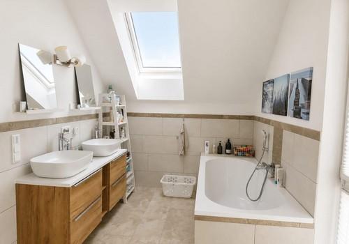 Bad mit Wanne und Dusche DG