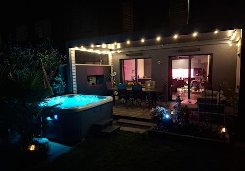 Gartenansicht bei Nacht