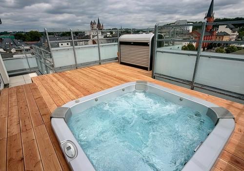 Jacuzzi mit Holzdeck