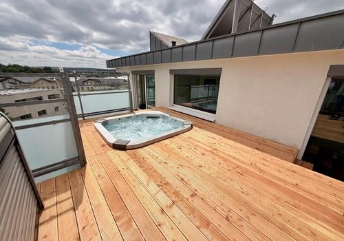 Holzdeck mit Jacuzzi