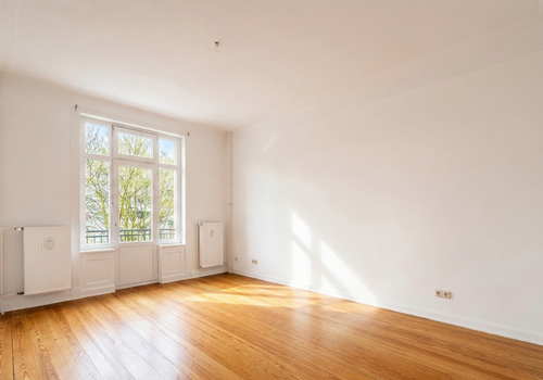Wohnzimmer mit Balkon
