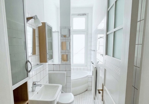 Helles Badezimmer mit Fenster