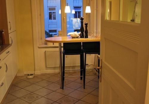 Einbauküche mit Fliesenboden