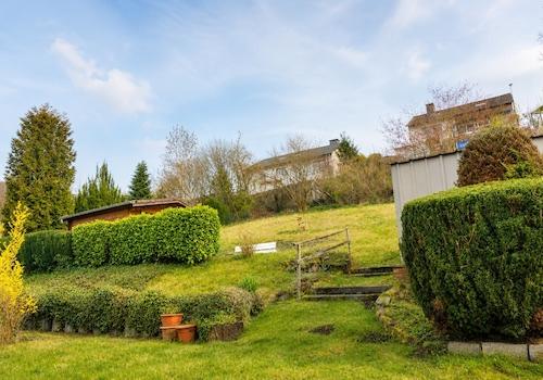Das angrenzende Gartengrundstück