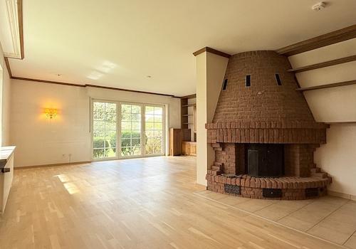 Wohnzimmer mit Kamin