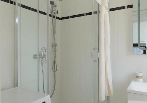 Dusche und Waschmaschine