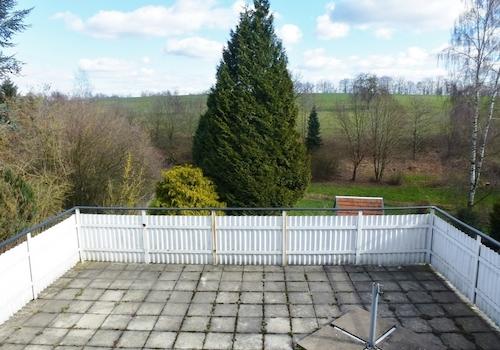 Dachterrasse zwischen Erd- und Obergeschoss