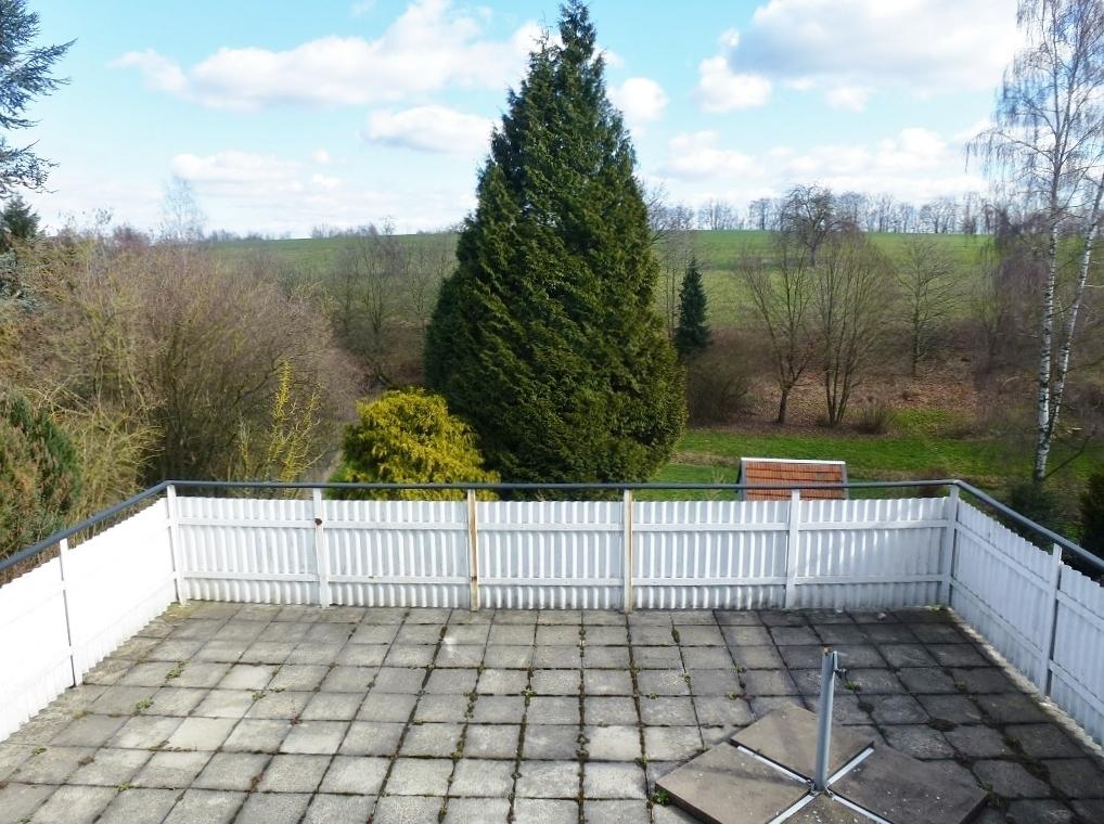 Dachterrasse zwischen Erd- und Obergeschoss