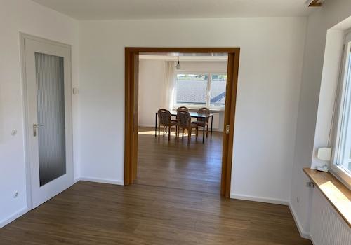 Blick von Esszimmer ins Wohnz.