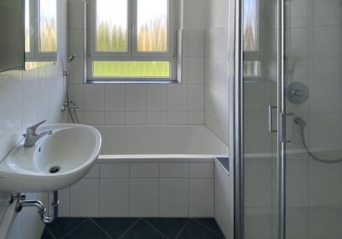 Bad mit Wanne und Dusche