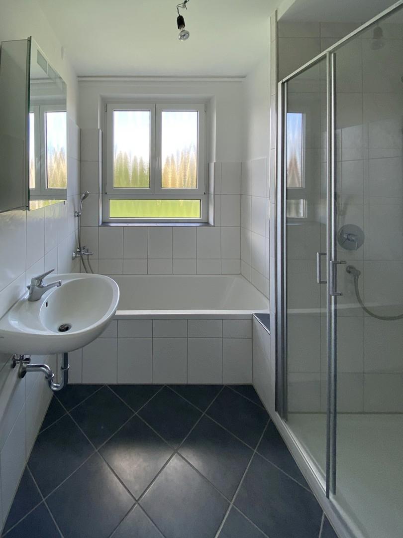Bad mit Wanne und Dusche