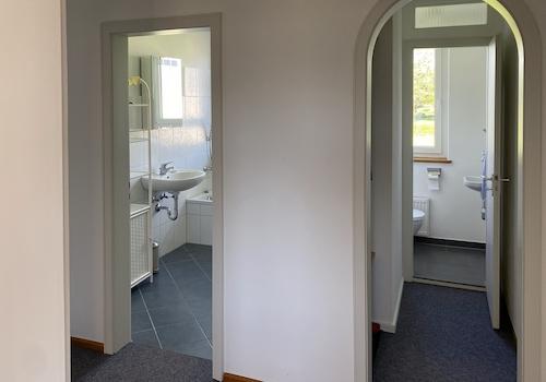 Blick in Bad und WC