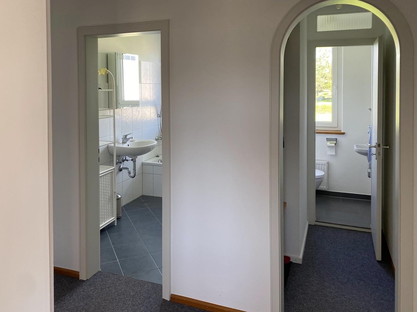 Blick in Bad und WC