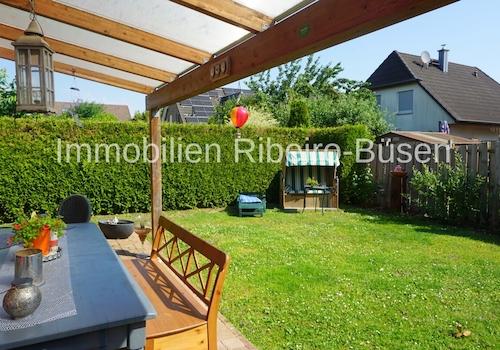 Blick von der Terrasse in den Garten